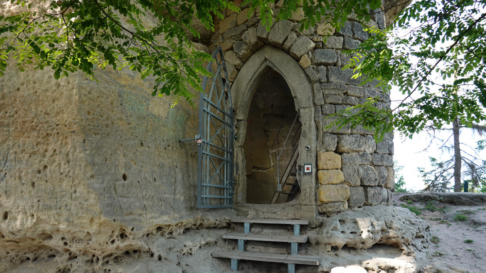 Do hradu se vstupuje skalní věží, která byla přistavěna v místě bývalé studny v době romantismu.