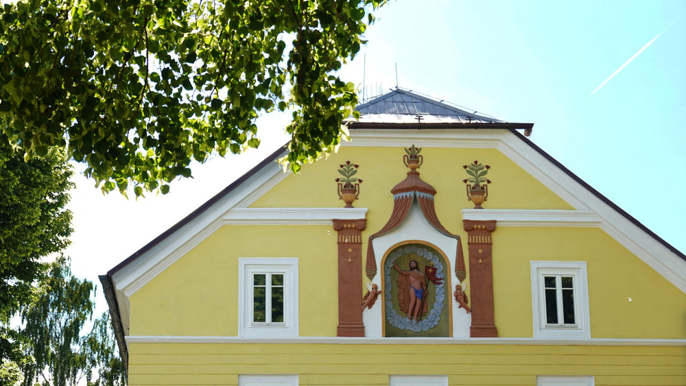 Reprezentativní štíty několika klasicistních domů připomínají, že do konce 2. sv. války války bylo Jestřebí městečkem.
