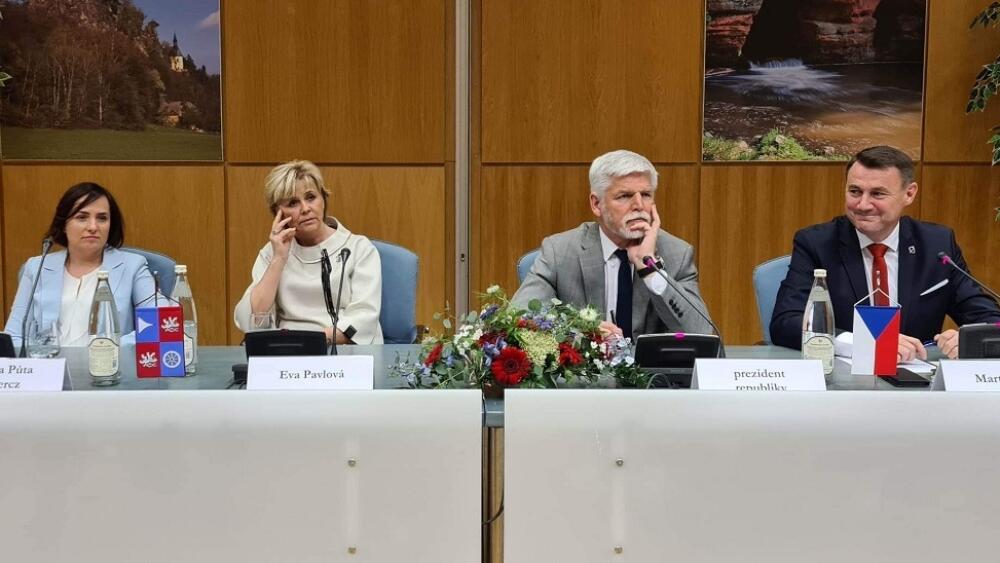 Prezident republiky a hejtman kraje s manželkami. Foto z FB Martina Půty, hejtmana