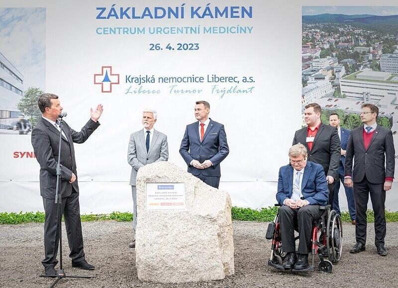 Za konsorcium stavebních dodavatelů ve slavnostní chvíli vystoupil Petr Syrovátko, spolumajitel SYNER s.r.o.