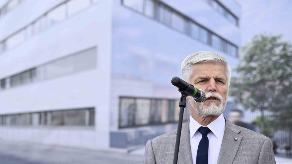 Prezdent Petr Pavel spolupoklepával na základní kámen CUM. Foto: Artur Irma