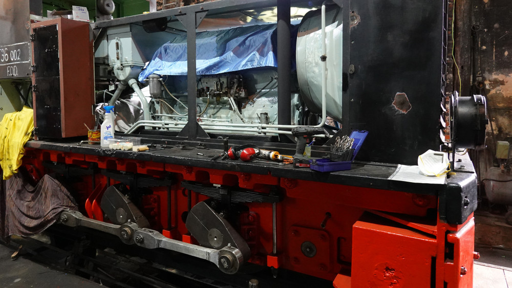 Motorová lokomotiva T 36.002 na omlazovací kůře v Bertsdorfu.