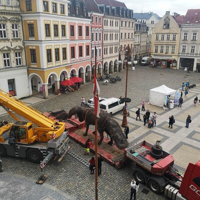 Manipulace se čtyřtunovým kolesem zachycená z oken radnice. Foto: SML