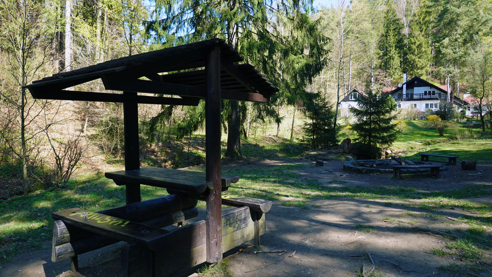 Cestou podél Jizerského potoka je řada novějších i starších piknikových míst.
