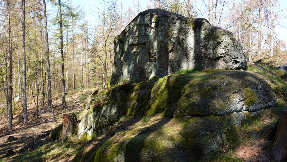 Destička upozorňuje, že kámen je poctou Hermannu Lönsovi.