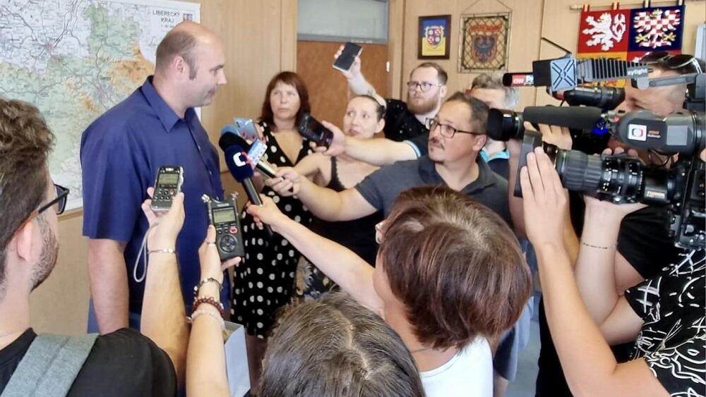 Strojvedoucí Jaroslav Fejt v zajetí novinářů, foto z FB hejtmana LK Martina Půty