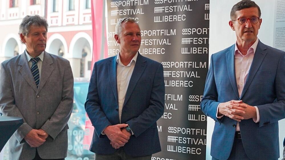 Vybroušený lesk sportu v Malé výstavní síni, vernisáž, zleva Jiří Čeřovský (LK), Petr Židek (SML) a Jakub Bažant