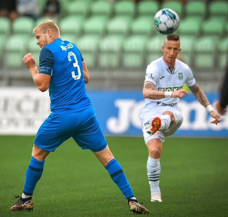 Dva kapitáni hrajících týmů na jednom záběru. Foto: twitter Slovan Liberec