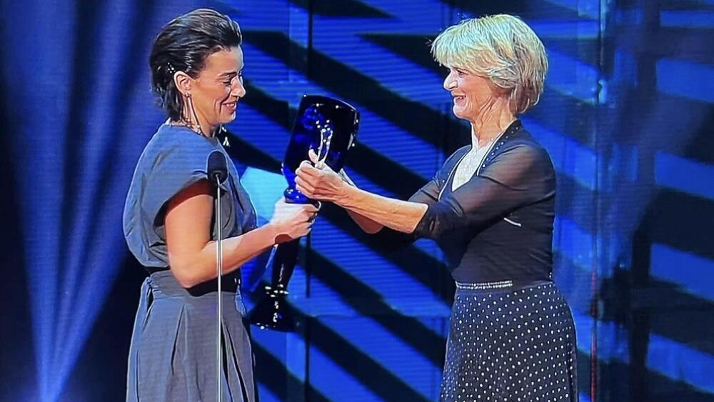 K. Beranová Thalii přebírá od herečky T. Medvecké, repro: DFXŠ