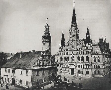 Koncem 19. století stály na libereckém rynku radnice dvě. Foto: FB KVK