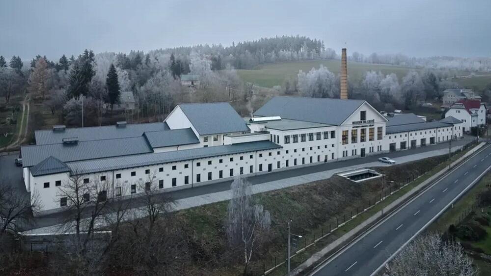 Nové automuzeum se zabydlelo v bývalé lučanské sklárně. Fabrika tak dostala druhou šanci. Foto: www.automoto-museum.cz