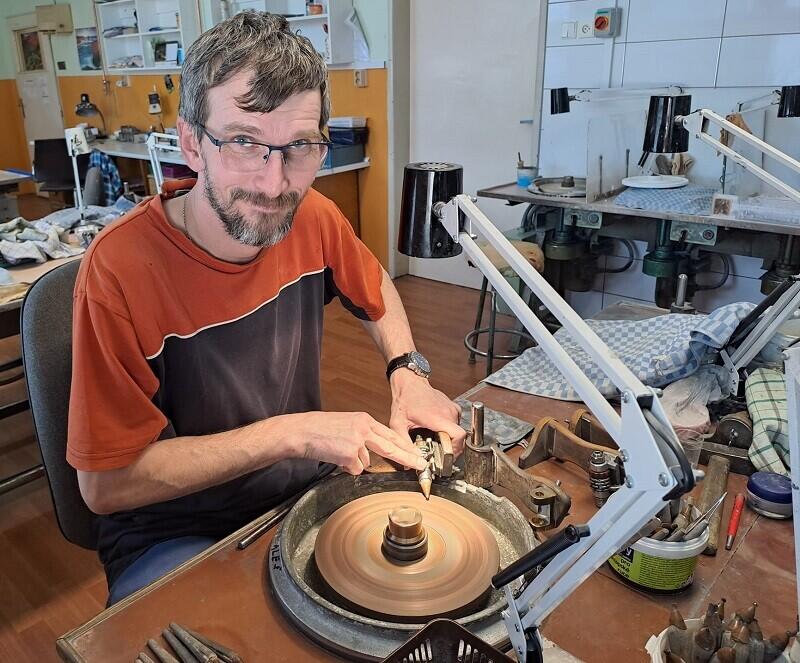 Nejznámějším producentem výrobků z drahých kamenů je turnovský Granát.