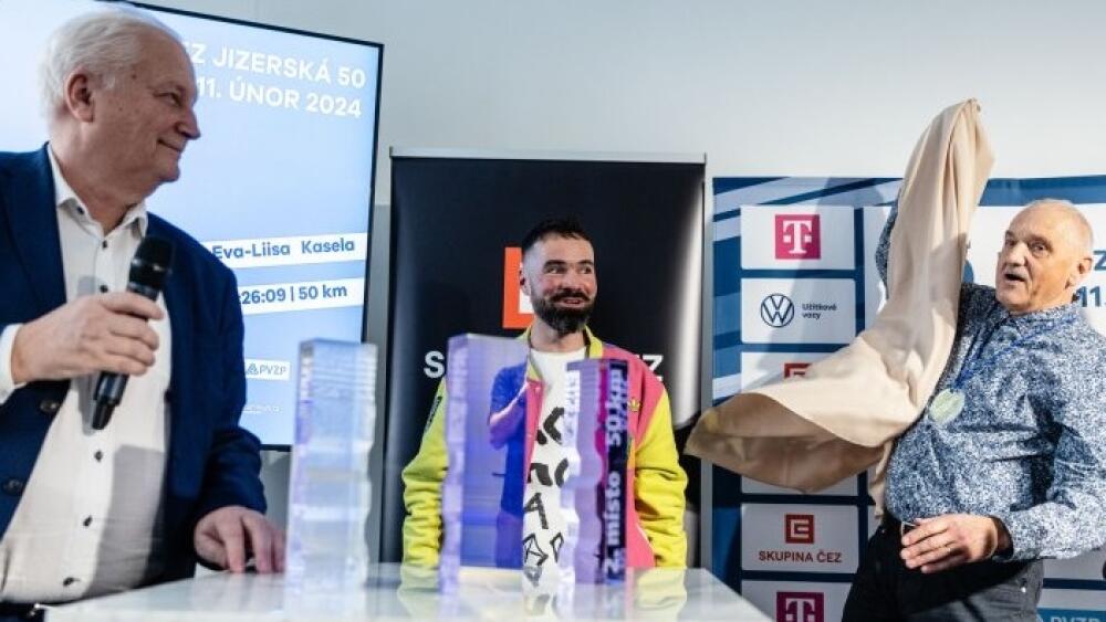 Nové trofeje pro Jizerskou 50 odtajnil David Vávra, lyžník a herec legendárního Divadla Sklep.
