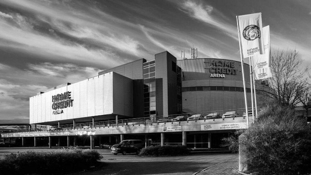 Arena ve smutečním.