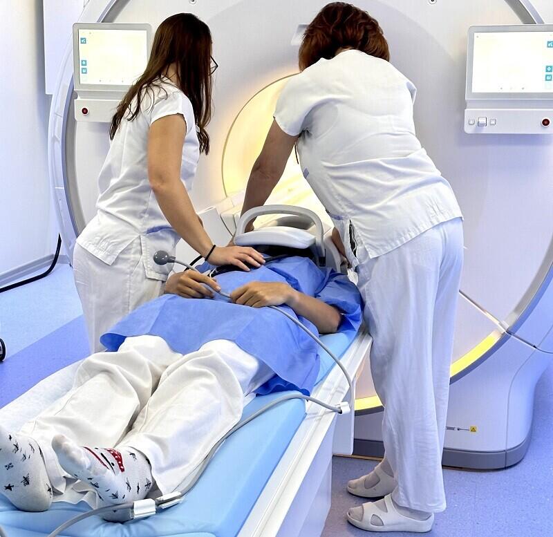 Náklady na nákup výkonnějšího přístroje o síle pole tři Tesla (3T) a nutné stavební úpravy odhaduje nemocnice na 55 milionů korun. Ilustrační foto přístroje je z KNL.