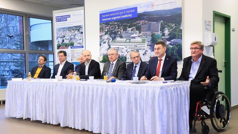 Archivní foto z tiskovky po poklepu základního kamene Centra urgentní medicíny, Petr Moos je třetí zprava, vedle hejtmana LK.