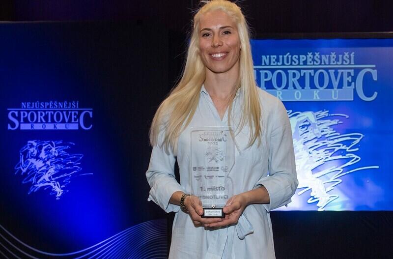 Eva Adamczyková je čerstvě blond. Média psala, že je to výsledek sázky v repretýmu snowboardistů. Foto: LK