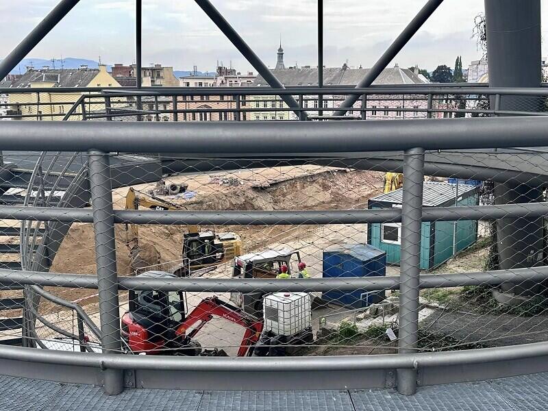 Pohled na stavbu skrz konstrukci heliportu, archivní foto