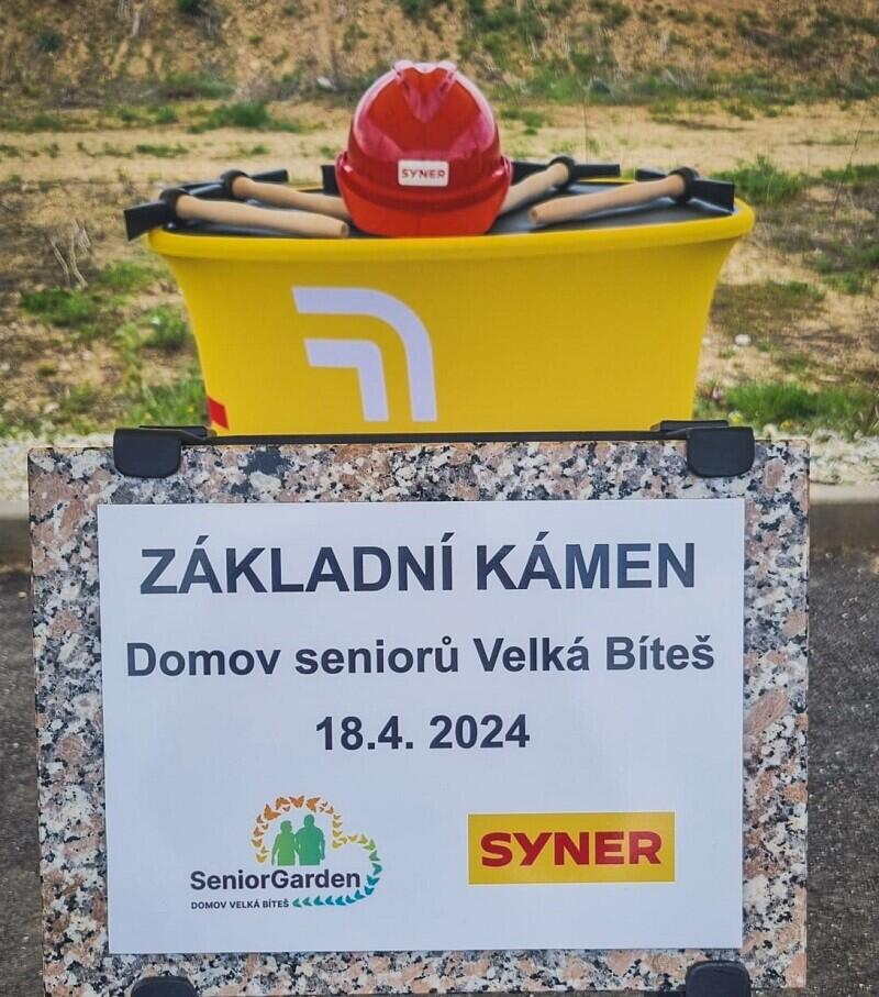 Před poklepem základního kamene.