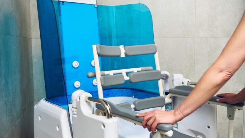 Detail křesla pro osobní hygienu klientů.