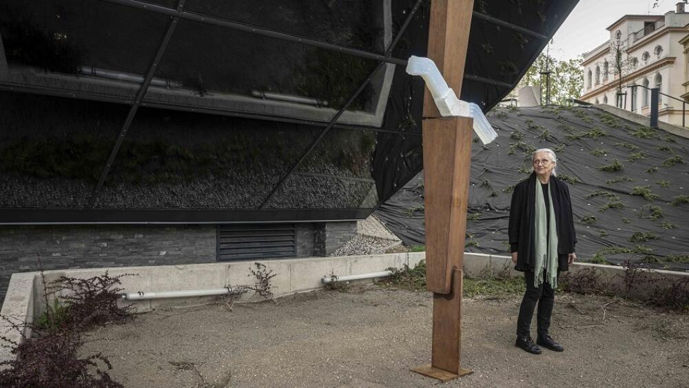 Sklářům a státnímu muzeu skla a bižuterie v Jablonci nad Nisou vzdává hold nové dílo světoznámé sklářské výtvarnice Gizely Šabókové. Foto Artur Irma