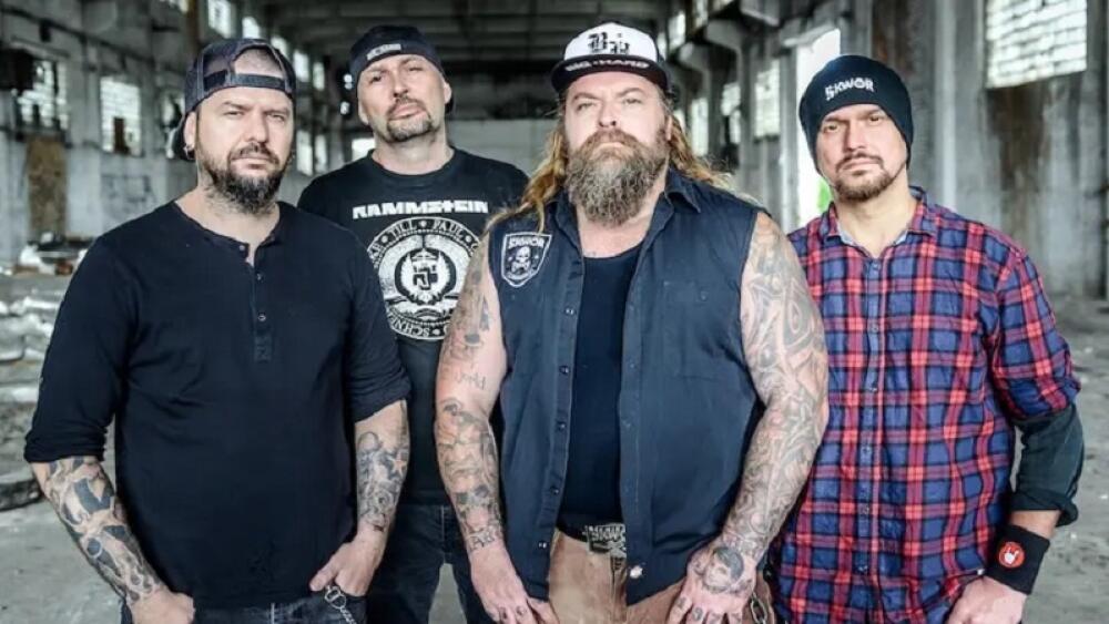 Škwor v nové sestavě. Zleva Tomáš Kmec (byskytara), Martin Pelc (bicí), Petr Hrdlička (zpěv, kytara) a Martin Volák (kytara). Foto z https://skwor.cz/