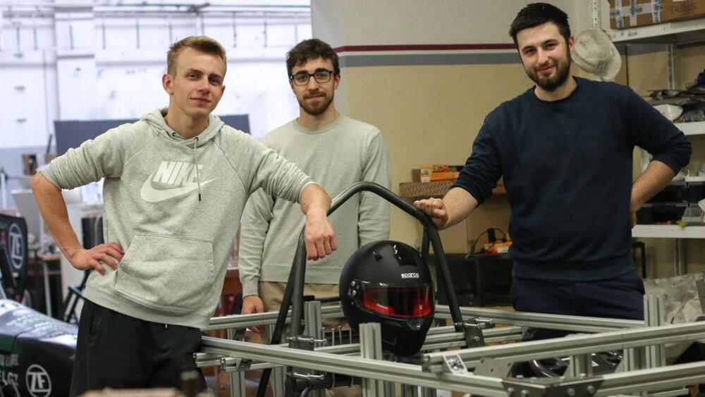 Dílna už brzy vydá nejnovější univerzitní monopost s elektrickým pohonem předních kol. Foto: Adam Pluhař