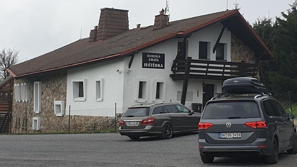 Parkoviště Ještědka u stejnojmenné horské chaty.