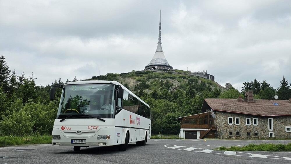 Ještědka s autobusem. Foto z FB hejtmana LK Martina Půty