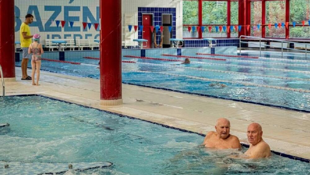 Poslední den v libereckém bazénu před jeho uzavřením. Foto: Artur Irma