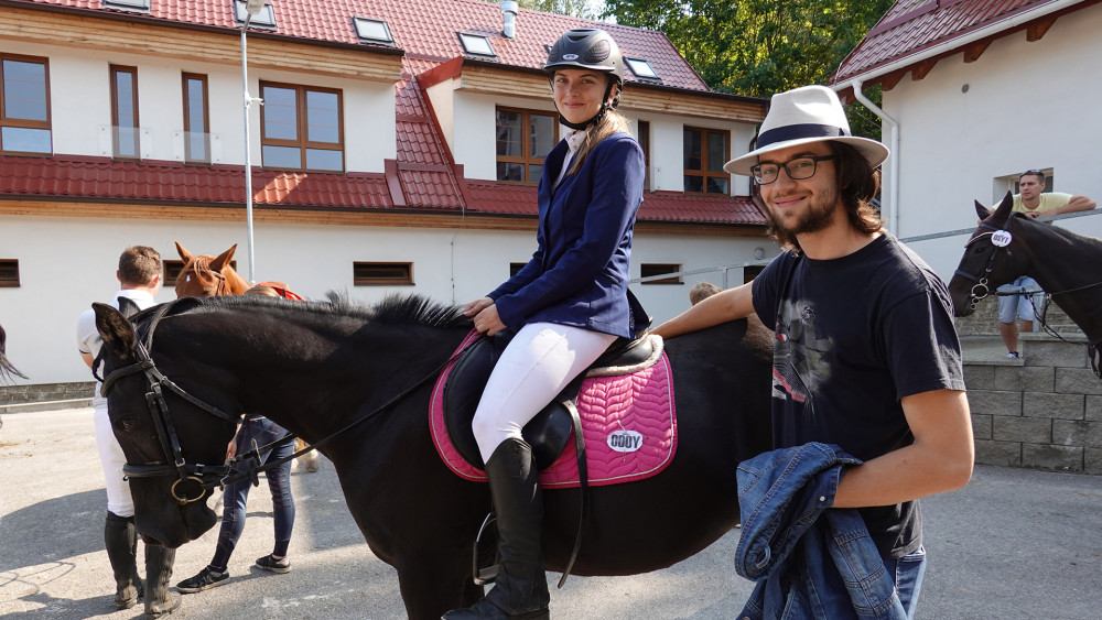 Zuzana Morávková, budoucí veterinární lékařka, má vlastního koně, kterého sponzorují rodiče.