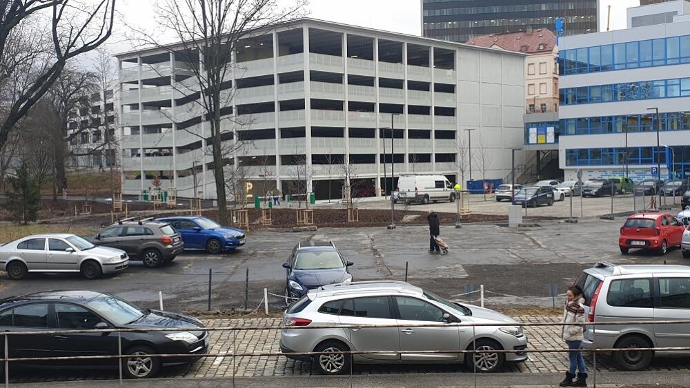 Parkovací dům u budovy Krajského úřadu