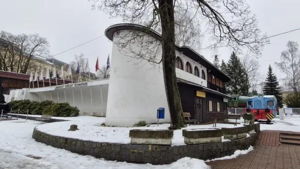 Casino letos v zimě, před zbouráním. Zdálky vypadá zachovale, ale... archivní foto