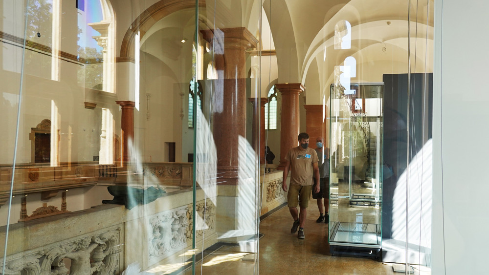 Skleněné krychle, dominantní prvek expozic na ochozech, doplní ještě tři jehlany v ose muzea.