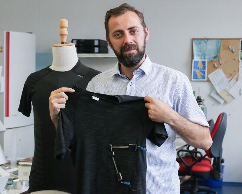 Michal Martinka ukazuje testovací prototyp trika. Foto: TUL/Adam Pluhař