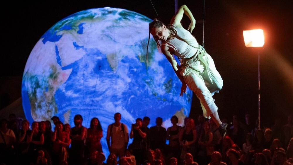 Večerní performance PRVNÍ KROK v podání V.O.S.A. Theatre.