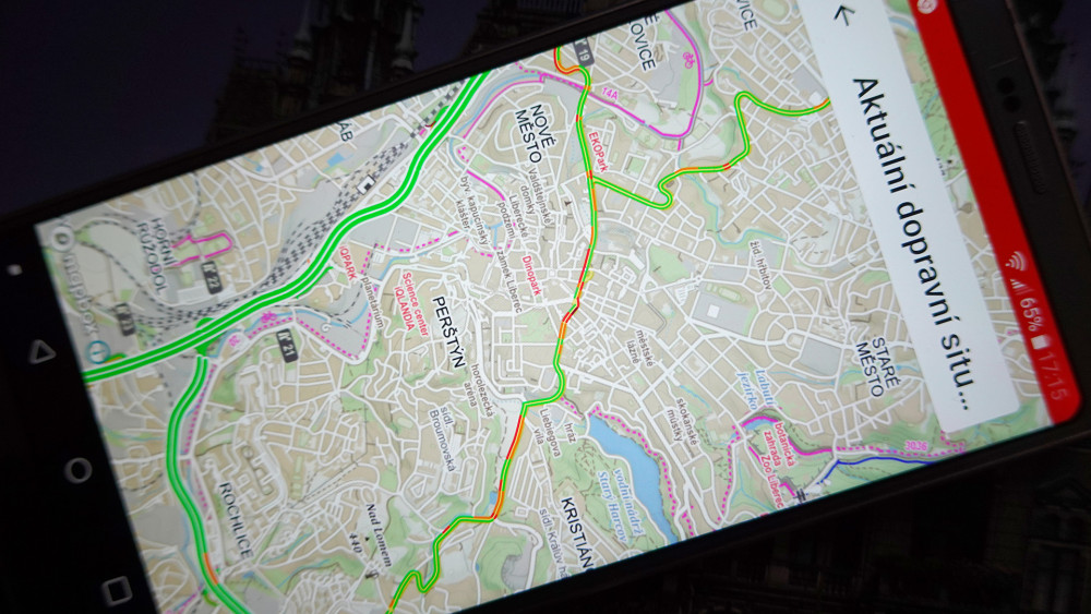 Aktuální dopravní situace 28.9. v 16 hodin podle Liberce v mobilu... Mapa hýří barvami, ale nikoliv ve sledované Klášterní ulici.