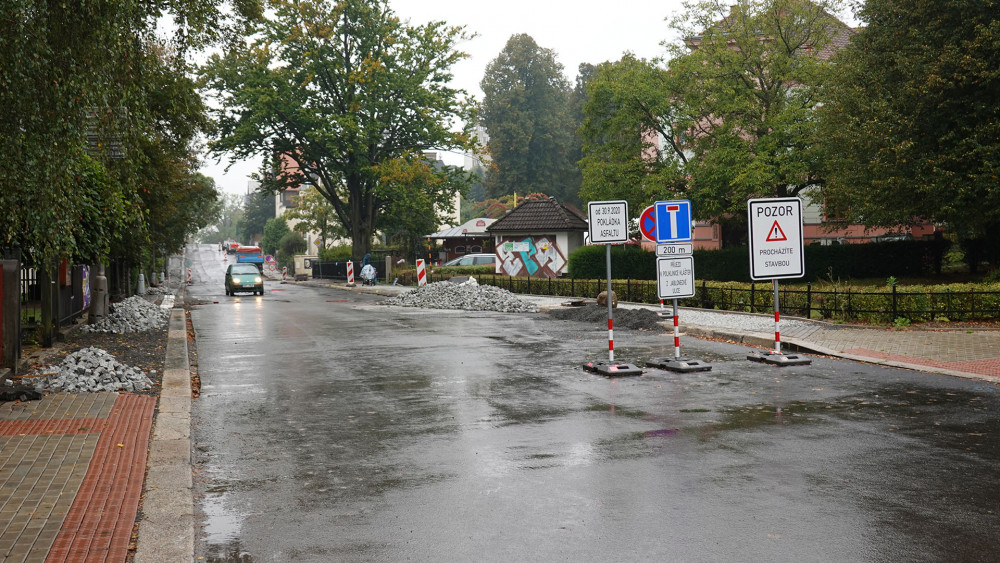 Mapu aktuální dopravní situace jsem otestoval na stále uzavřené ulici Klášterní (foto pořízeno 28.9.).