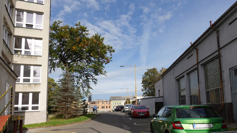 Kristianova ulice, vlevo LDN, vpravo zadní trakt pavilonu H.