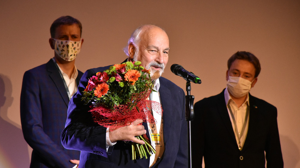 Cenu za celoživotní přínos animovanému filmu na zahajovacím večeru převzal Ivo Špalj. Cenu mu předal Tomáš Rychecký, ředitel festivalu (vlevo) a programový ředitel Pavel Horáček (vpravo).