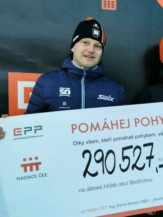 Starosta Bedřichova Petr Holub se symbolickým šekem Nadace ČEZ