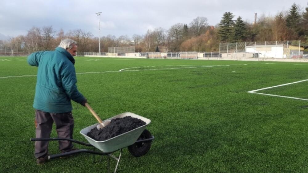 Hřiště s umělou trávou si žádá náležitou údržbu