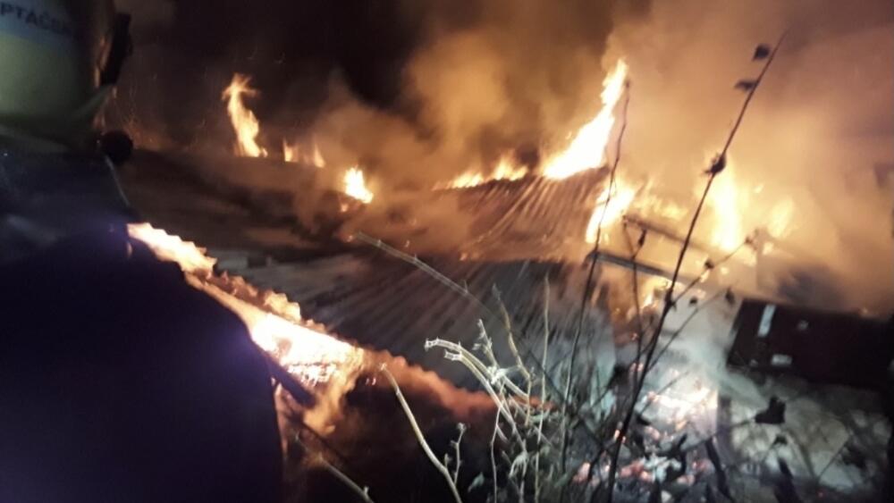 Požár garáže Nové Město p. S., foto: HZS LK