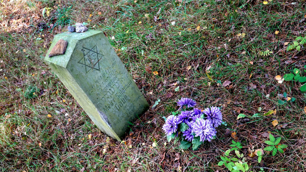 Oproti tvrzení některých zdrojů se na hřbitově nachází jen jeden židovský hrob.