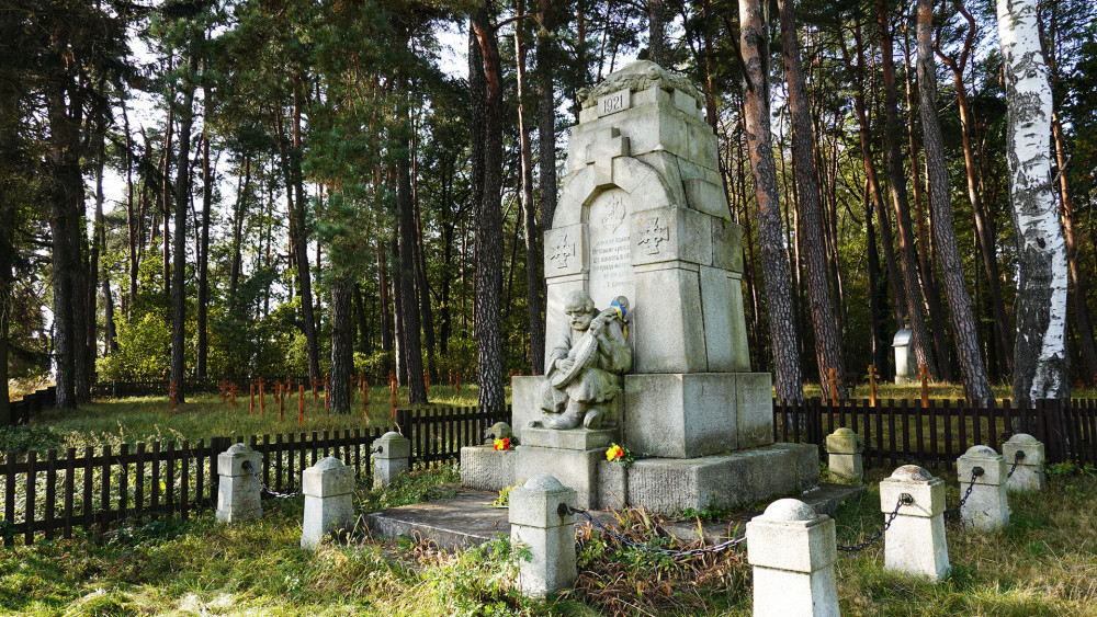 Památník, který vystavěli Ukrajinci před svým odchodem v roce 1921, stojí před hřbitovem.