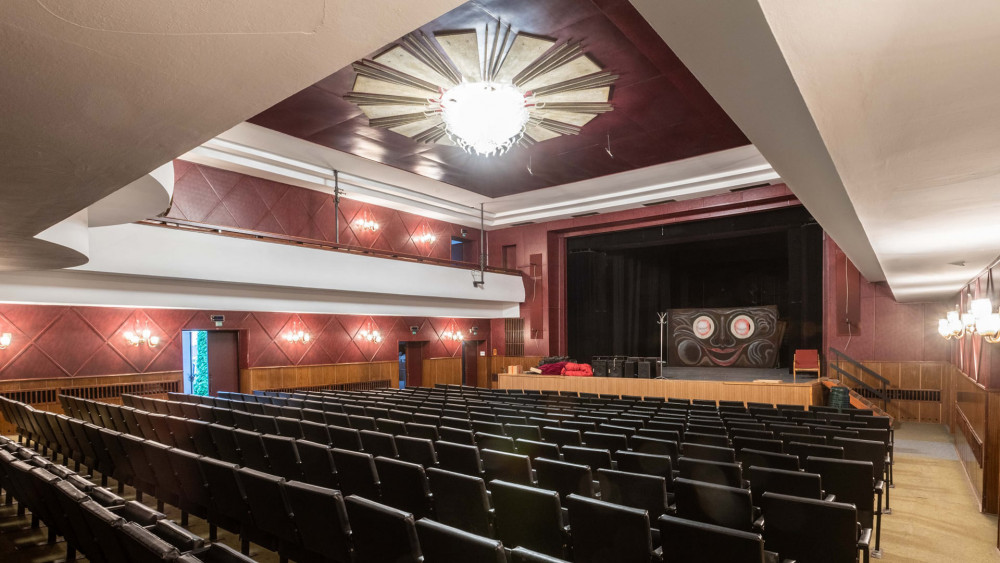 Divadelní sál, stav těsně před zahájením revitalizace. (Foto poskytl MUCL, autor Vít Černý.)