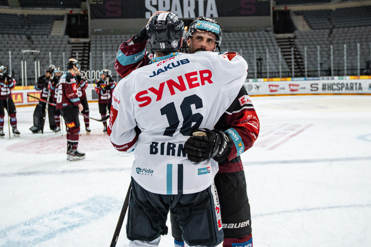 Závěrečné objetí po sérii, foto: Jan Beneš (hcsparta.cz)