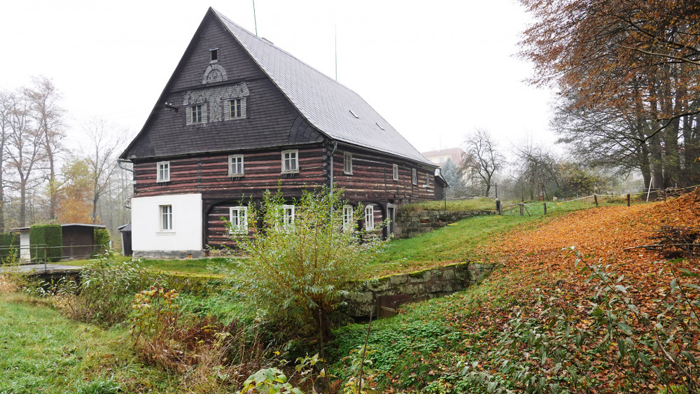 Ploučnice byla zdrojem energie pro řadu mlýnů. Například pro tento památkově chráněný Kočvarův mlýn v Osečné.