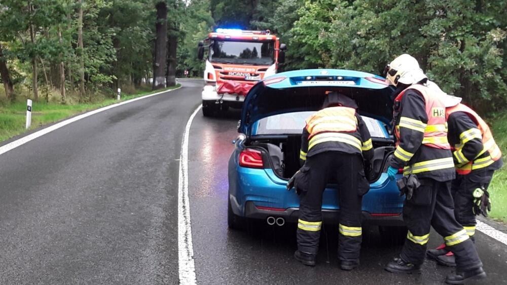 Nehoda dvou osobních automobilů v Mníšku na Liberecku, foto: HZS LK