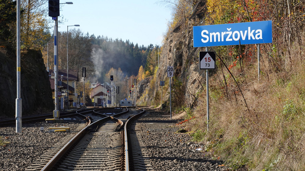 Ideálním výchozím bodem pro vycházku na vyhlídku je nádraží ve Smržovce.